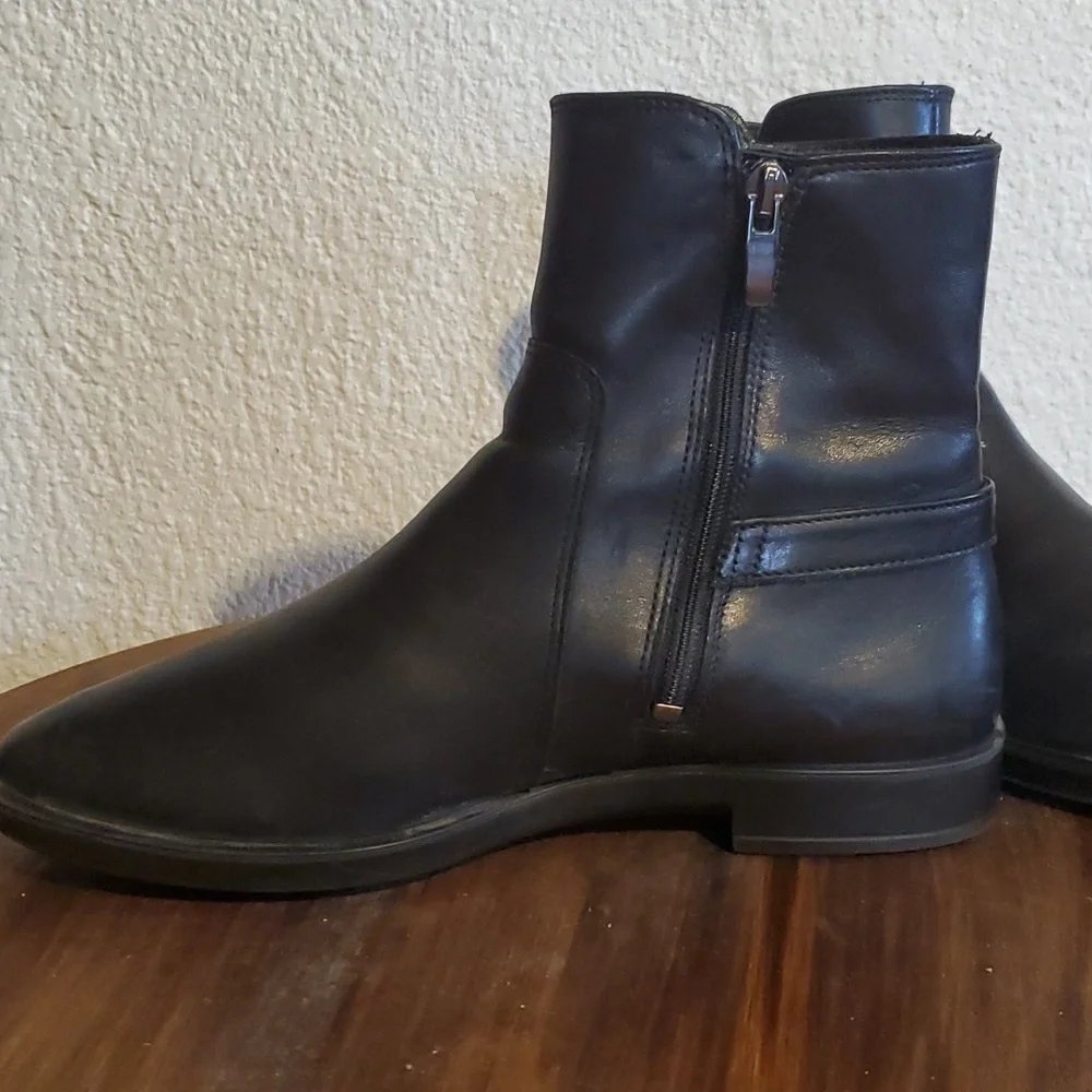 Ecco| Black Supple Smooth Leather Booties Boots Side Zip Low Heel   Sz.6